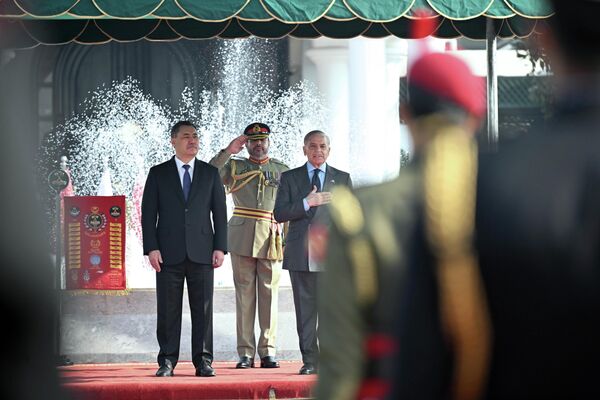 Завершив обход, Жапаров и Шариф поприветствовали членов официальных делегаций - Sputnik Кыргызстан