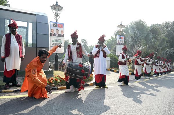 После взаимных приветствий лидеров военный оркестр исполнил государственные гимны двух стран. Командир почетного караула представил приветственный рапорт, а затем сопроводил главу КР по ковровой дорожке - Sputnik Кыргызстан