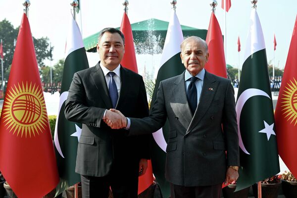 В Исламабаде состоялась официальная церемония встречи президента Кыргызстана Садыра Жапарова с премьер-министром Пакистана Шахбазом Шарифом - Sputnik Кыргызстан