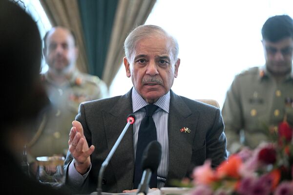 Шариф отметил, что при эффективной реализации совместных инициатив страны могут увеличить объем взаимной торговли в ближайшие годы до 200 миллионов долларов - Sputnik Кыргызстан