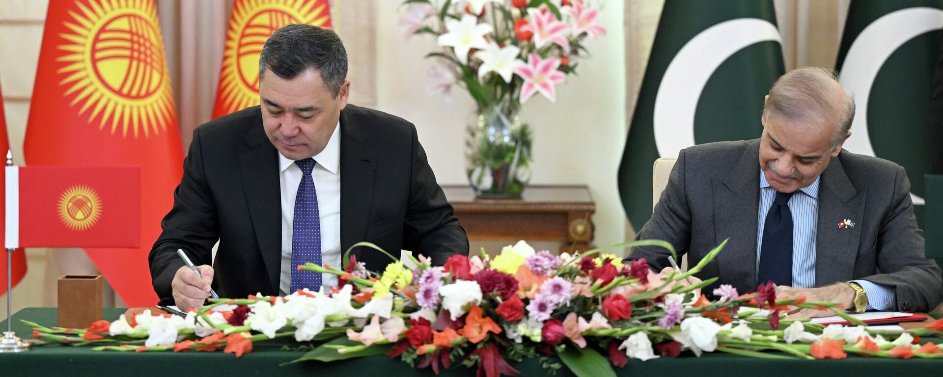 Жапаровдун Пакистанга сапарынын алкагында 13 документке кол коюлду - Sputnik Кыргызстан, 1920, 04.12.2025