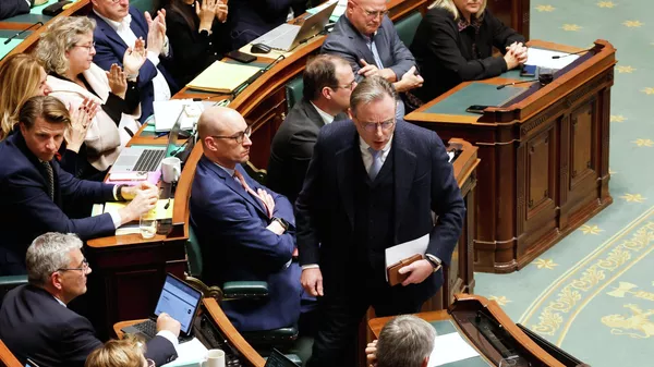 Премьер-министр Бельгии Барт де Вевер (в центре) готовится после выступления в парламенте - Sputnik Кыргызстан