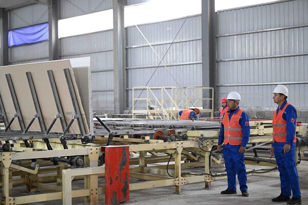 Проектная мощность завода — производство 60 тысяч тонн гипсового порошка и 10 миллионов квадратных метров гипсокартонных листов в год - Sputnik Кыргызстан