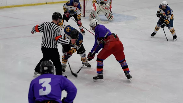 В Бишкеке стартовал международный турнир по хоккею Кубок Победы — видео - Sputnik Кыргызстан