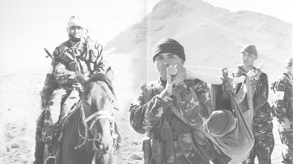 Жарадар болгон жоокерди полктоштору көтөрүп бара жатышат. Баткен, 2000-жыл - Sputnik Кыргызстан