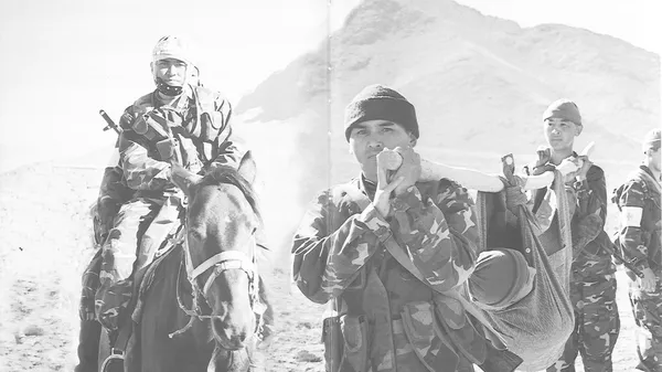 Жарадар болгон жоокерди полктоштору көтөрүп бара жатышат. Баткен, 2000-жыл - Sputnik Кыргызстан