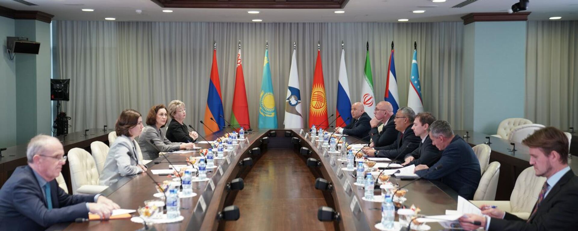 Совещание уполномоченными органами под председательством министра ЕЭК - Sputnik Кыргызстан, 1920, 05.12.2025