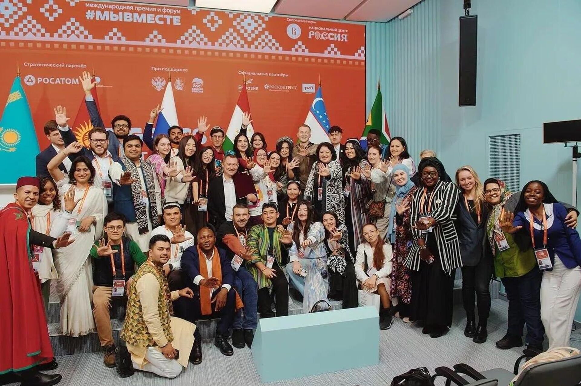 Создание Международной ассоциации добровольческих и некоммерческих организаций DOBRO в России - Sputnik Кыргызстан, 1920, 06.12.2025