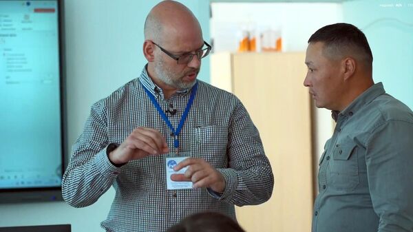 Кыргызстандан барган мугалим Андрей Дубик Мыкты предметтик мугалим номинациясынын жеңүүчүсү болду. Ал Нарын шаарында информатика сабагынан берет. - Sputnik Кыргызстан