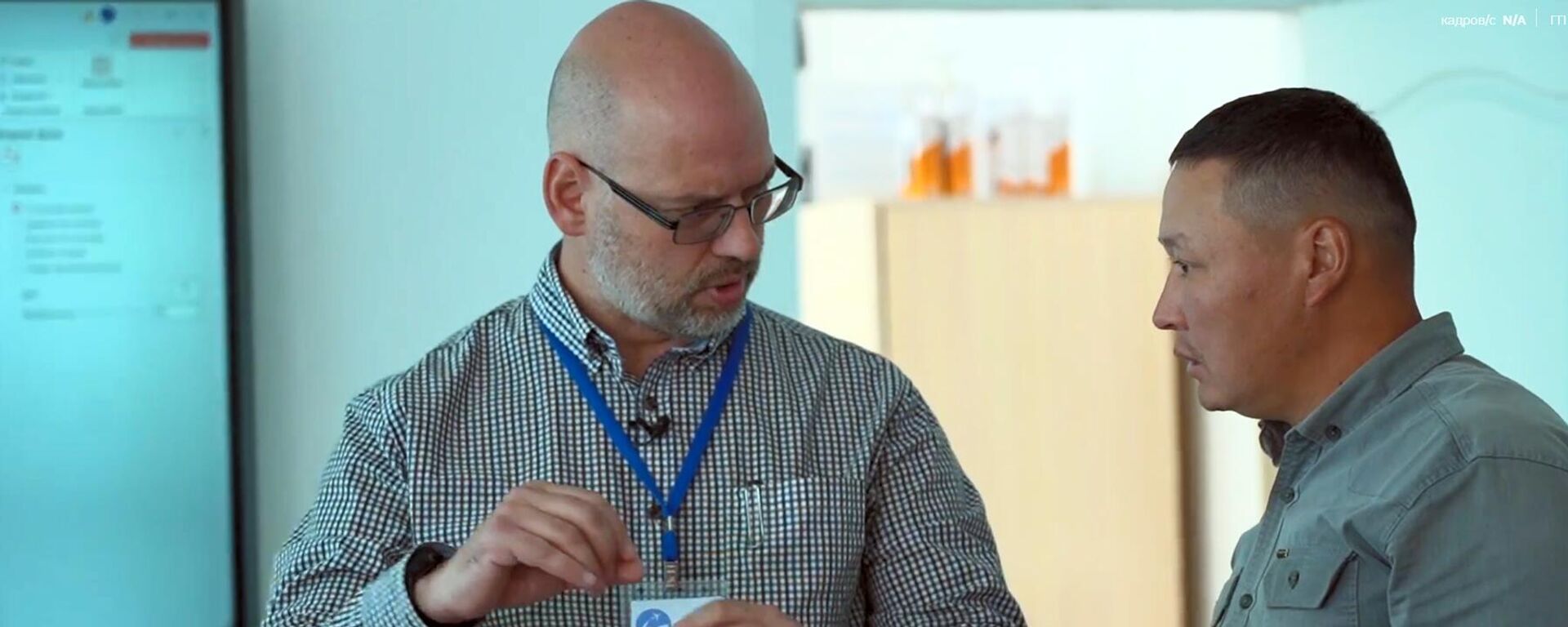 Учитель Андрей Дубик, работающий в Кыргызстане, стал победителем в номинации Лучший педагог-предметник. Он преподает информатику в городе Нарыне.  - Sputnik Кыргызстан, 1920, 05.12.2025