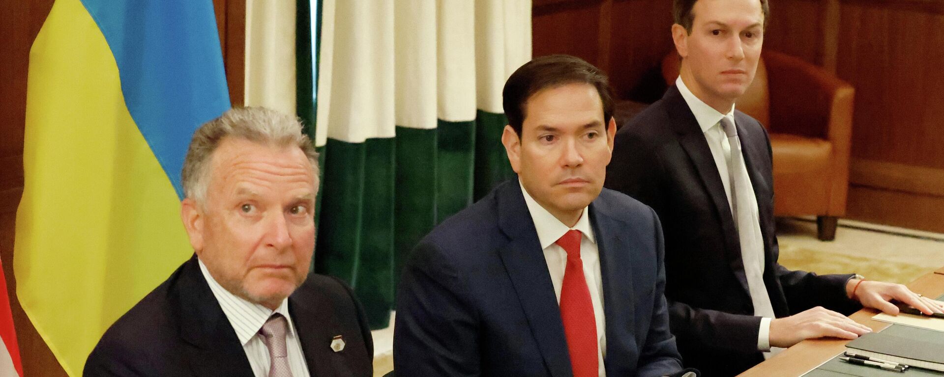 Специальный посланник Стив Уиткофф (слева), государственный секретарь Марко Рубио (в центре) и Джаред Кушнер на встрече с украинскими официальными лицами в Халландейл-Бич - Sputnik Кыргызстан, 1920, 06.12.2025