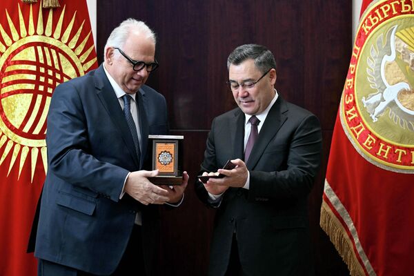 Ненад Лалович вручил главе государства орден UWW. Жапаров наградил гостей за значительный вклад в развитие спортивной борьбы в Кыргызстане и повышение ее статуса на мировой арене. Ненаду Лаловичу президент вручил орден &quot;Достук&quot;, Мохаммеду Аль-Авамлеху — Почетную грамоту Кыргызской Республики. - Sputnik Кыргызстан