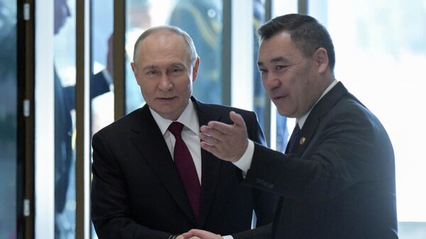 Президент РФ Владимир Путин и президент Кыргызстана Садыр Жапаров в Бишкеке. Архивное фото - Sputnik Кыргызстан