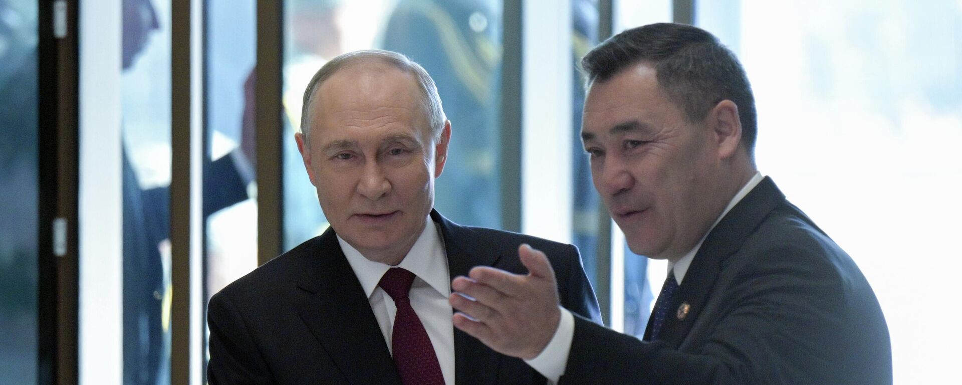Президент РФ Владимир Путин и президент Кыргызстана Садыр Жапаров в Бишкеке. Архивное фото - Sputnik Кыргызстан, 1920, 05.12.2025