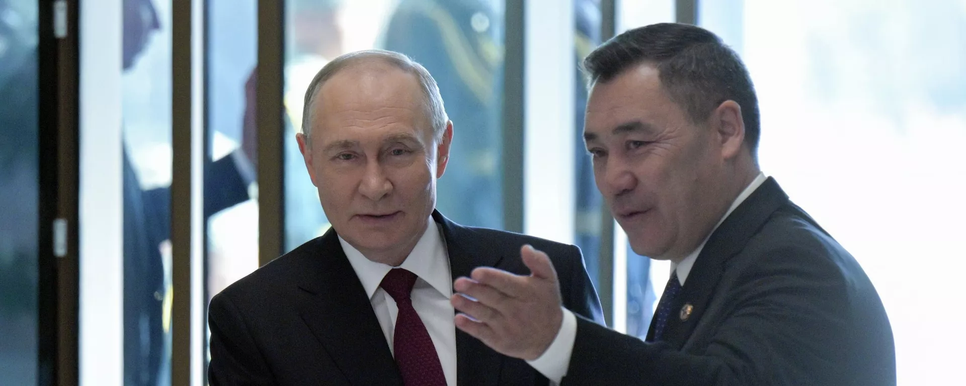 Президент РФ Владимир Путин и президент Кыргызстана Садыр Жапаров в Бишкеке. Архивное фото - Sputnik Кыргызстан, 1920, 05.12.2025