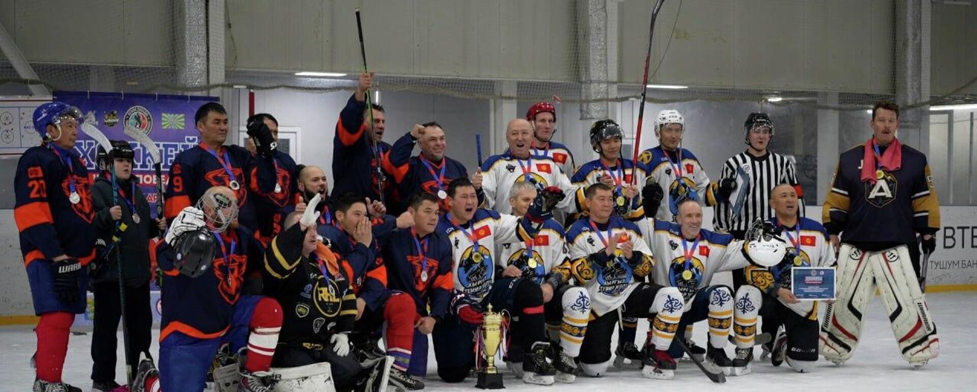 В Бишкеке прошел международный турнир по хоккею Кубок Победы. Видео - Sputnik Кыргызстан, 1920, 08.12.2025