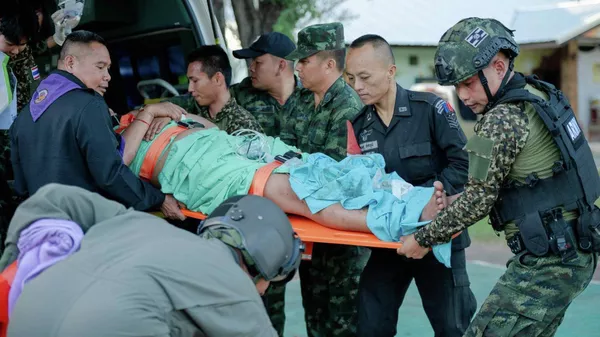 Камбоджа аскерлери Таиланддын аймагына ок чыгаргандан кийин жарадар болгон тай жоокери ооруканага жеткирилип баратат - Sputnik Кыргызстан