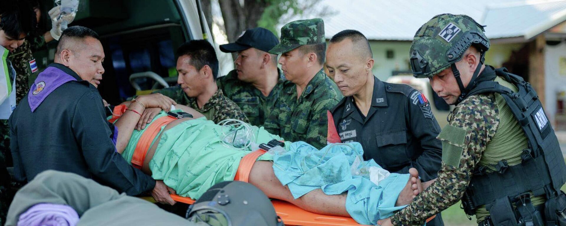 Камбоджа аскерлери Таиланддын аймагына ок чыгаргандан кийин жарадар болгон тай жоокери ооруканага жеткирилип баратат - Sputnik Кыргызстан, 1920, 08.12.2025