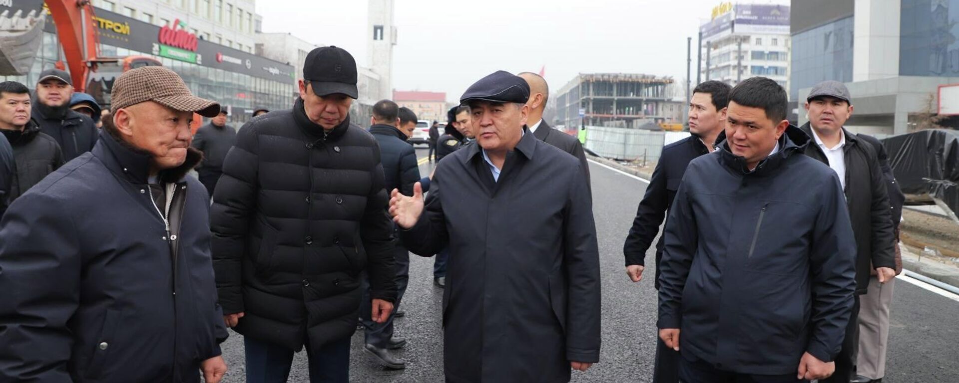 Председатель ГКНБ ознакомился с ходом строительных работ в центральной части Бишкека - Sputnik Кыргызстан, 1920, 08.12.2025