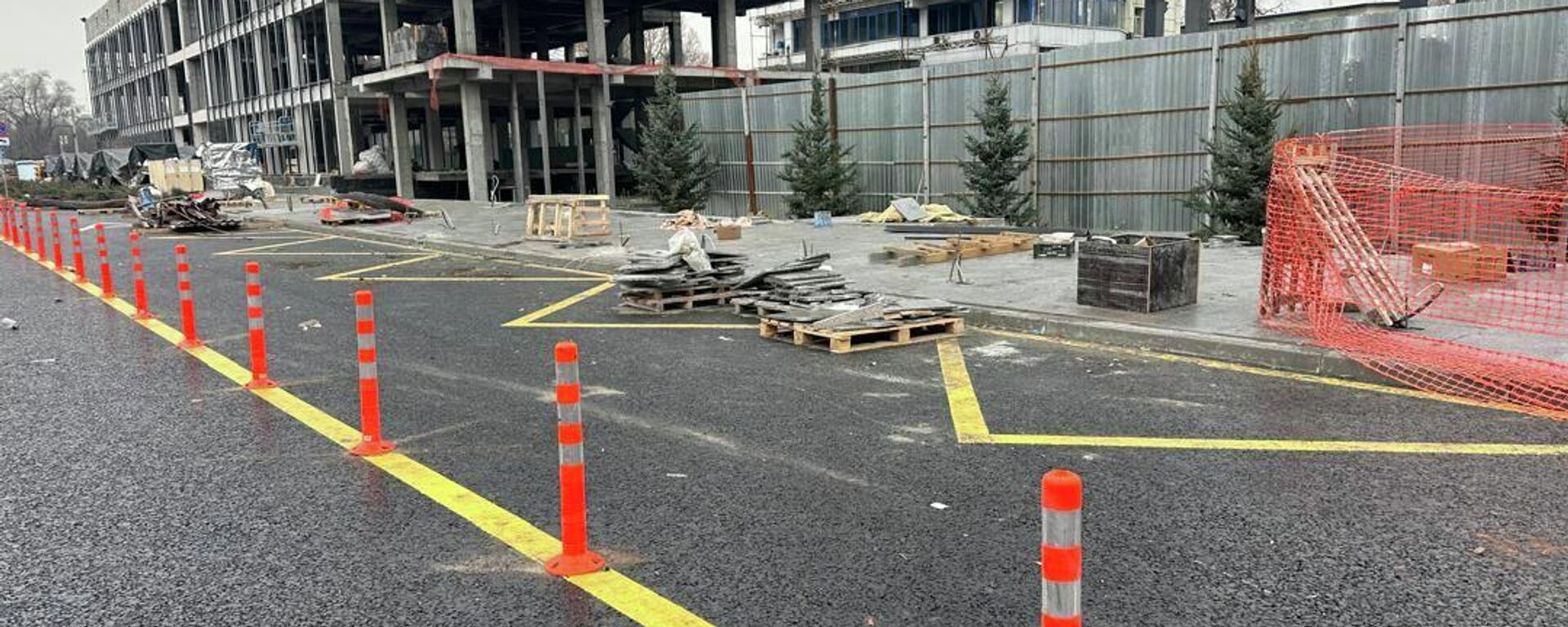 Председатель ГКНБ ознакомился с ходом строительных работ в центральной части Бишкека - Sputnik Кыргызстан, 1920, 15.03.2026