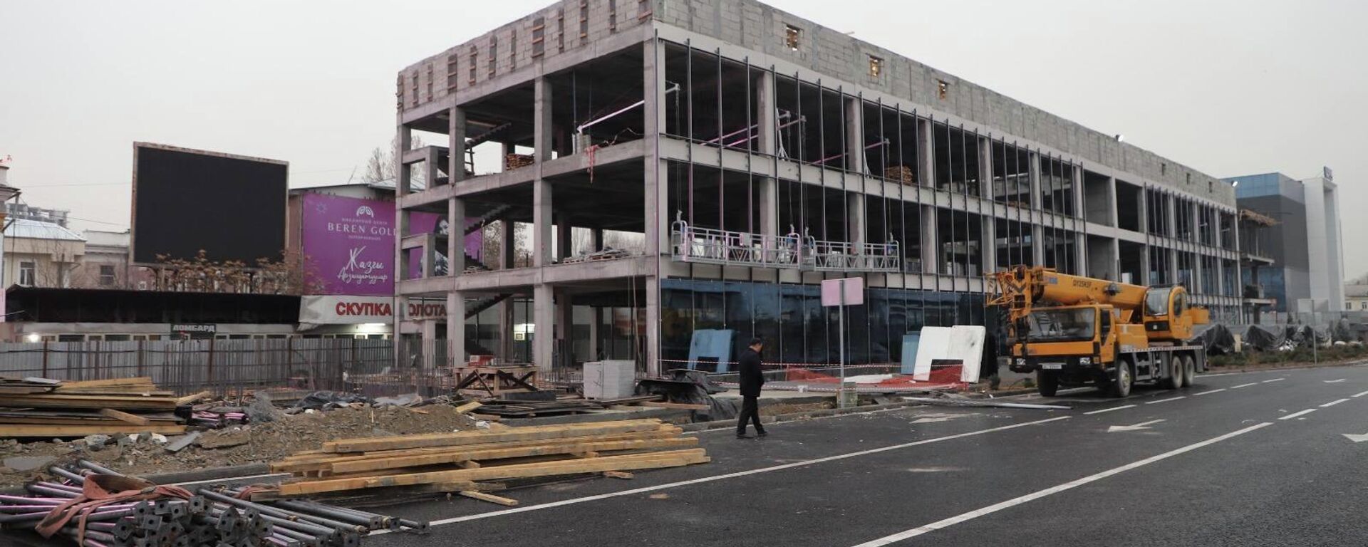 Председатель ГКНБ ознакомился с ходом строительных работ возле ЦУМа в Бишкеке - Sputnik Кыргызстан, 1920, 08.12.2025