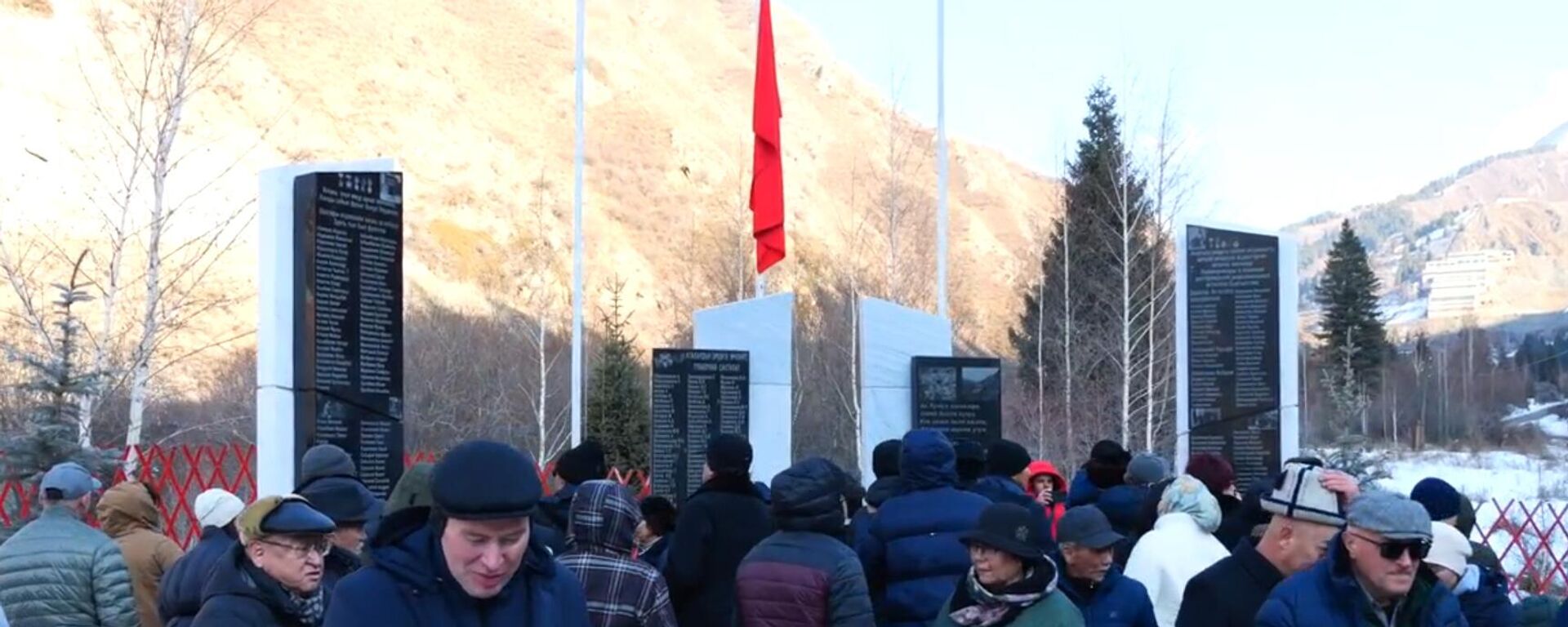 Ак-Түздө шахтерлорго жана айыл тургундарына арналган мемориал ачылды - Sputnik Кыргызстан, 1920, 08.12.2025