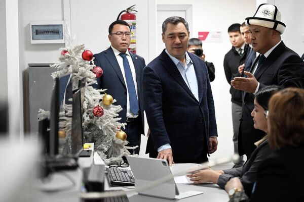 Садыр Жапаров осмотрел обновлённое здание Национальной телерадиовещательной корпорации - Sputnik Кыргызстан