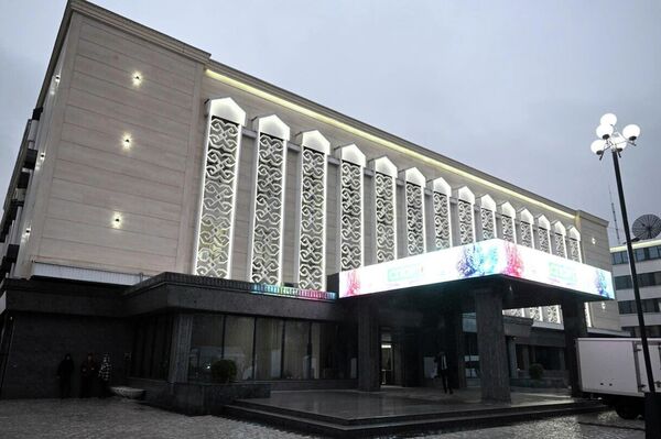 Полностью обновлены фасады радиоцентра, редакционного корпуса, художественных мастерских, административного блока и аппаратно-студийного комплекса - Sputnik Кыргызстан