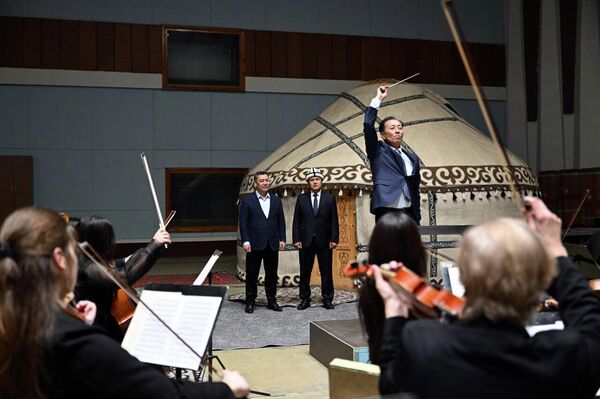 Глава государства осмотрел рабочие кабинеты, студии трансляции прямого эфира и звукозаписи, а также зал для записи классических мелодий, где прослушал выступление Государственного академического симфонического оркестра им. А. Джумахматова - Sputnik Кыргызстан