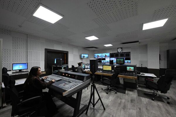 Гендиректор НТРК Улан Сатиев рассказал о необходимости дальнейшей модернизации студии и завершения ремонтов в рабочих кабинетах. Президент поручил ускорить техническое обновление, чтобы не допустить устаревания оборудования. - Sputnik Кыргызстан