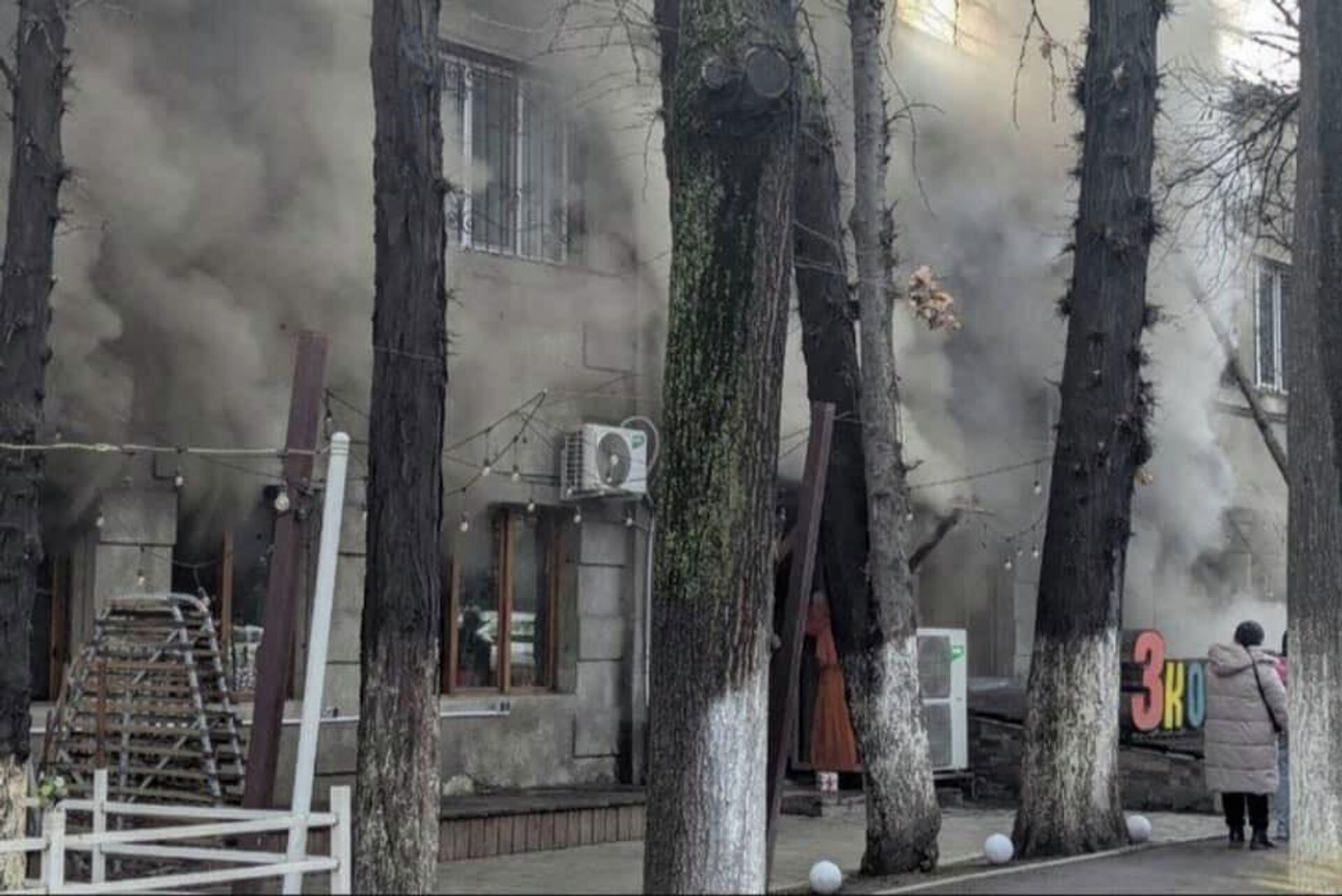 Пожар в кафе 3 комнаты в Бишкеке - Sputnik Кыргызстан, 1920, 09.12.2025