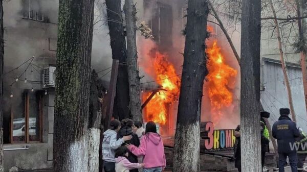 Бишкектин Эркиндик проспектиндеги имаратта өрт чыкты - Sputnik Кыргызстан