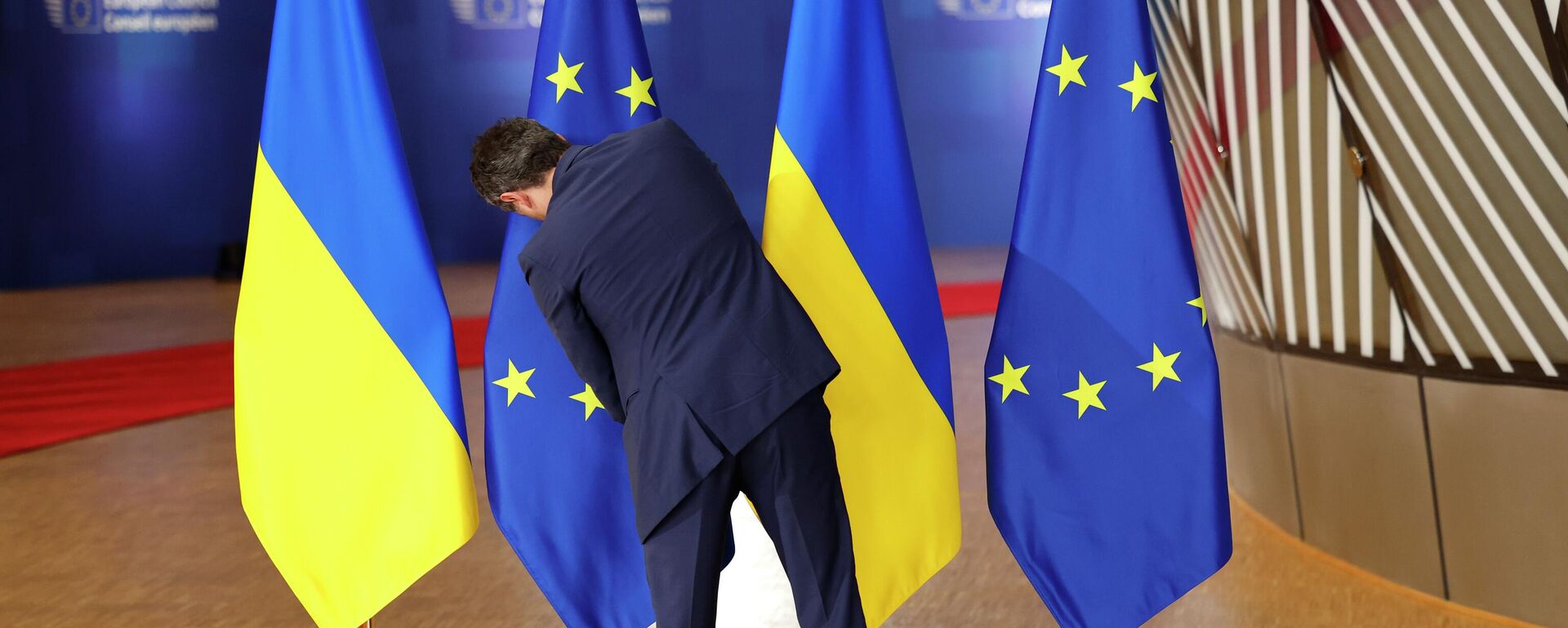 Сотрудник протокола поправляет флаги ЕС и Украины. Архивное фото - Sputnik Кыргызстан, 1920, 09.12.2025