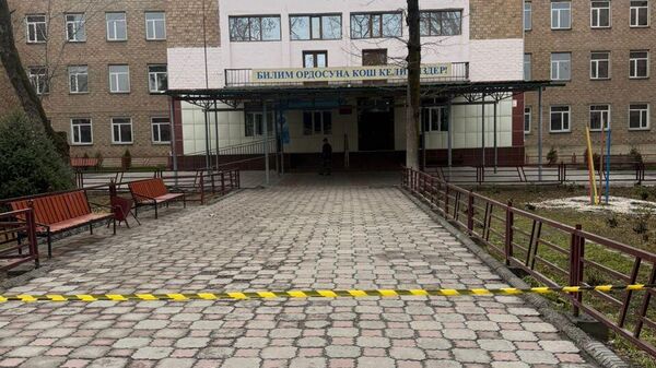 Огороженная лентой школа №62 в Бишкеке, после сообщения о заложенной бомбе - Sputnik Кыргызстан
