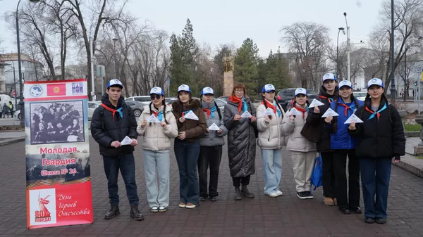 Бишкекте ондогон окуучу көчөгө чыкты. Видео - Sputnik Кыргызстан