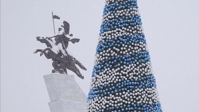 Новогодняя елка на площади Ала-Тоо в Бишкеке