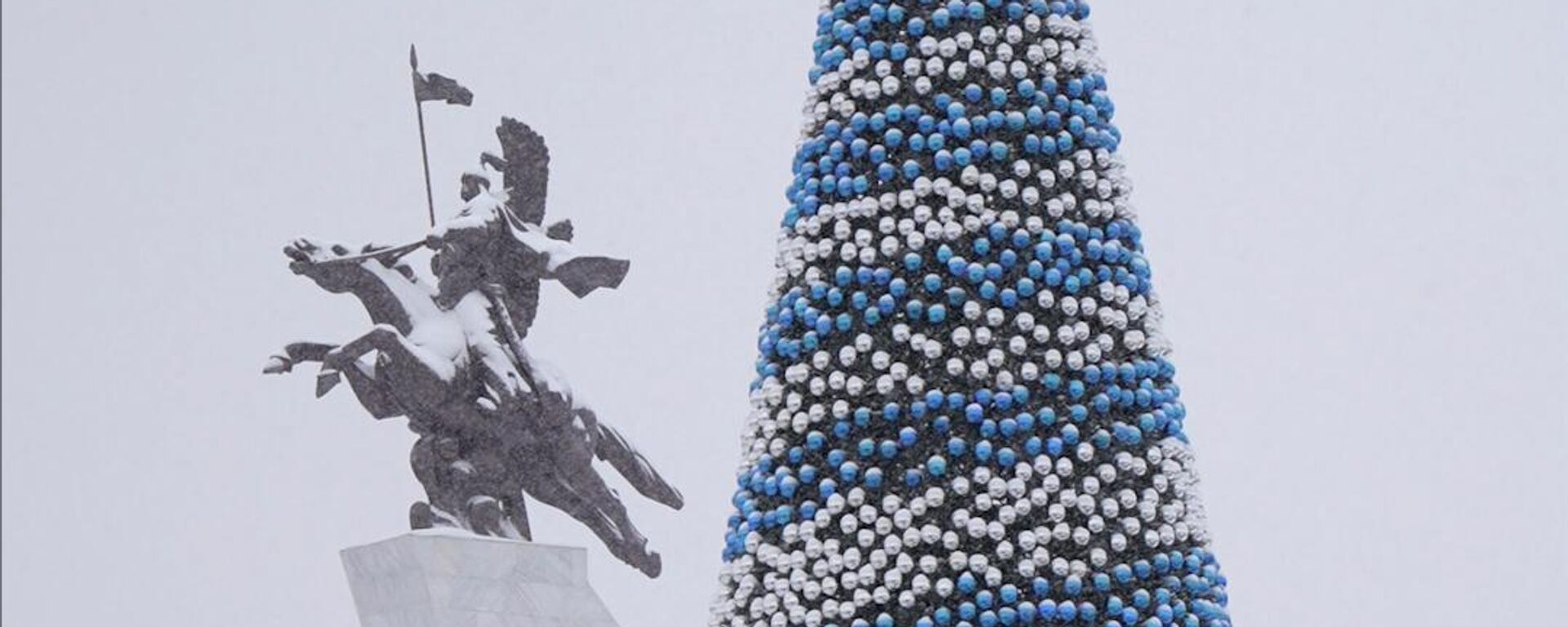 Новогодняя елка на площади Ала-Тоо в Бишкеке - Sputnik Кыргызстан, 1920, 10.12.2025