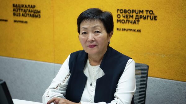 Республикалык кан аркылуу жугуучу вирустук гепатиттерди жана ВИЧ-инфекцияны көзөмөлдөө борборунун директору Үмүт Чокморова - Sputnik Кыргызстан