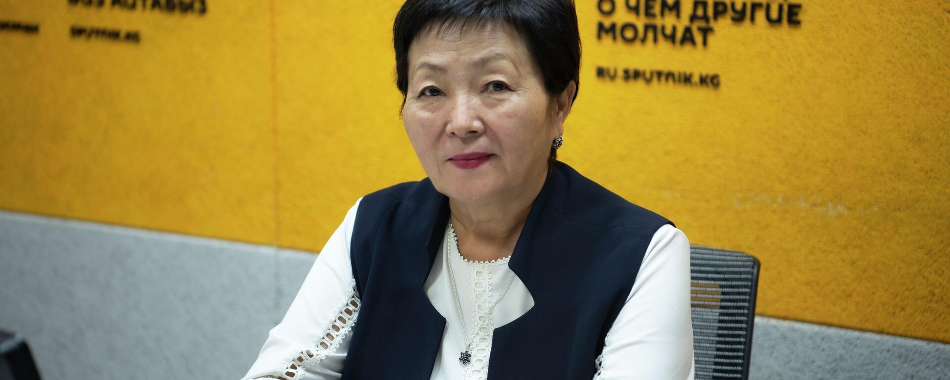 Республикалык кан аркылуу жугуучу вирустук гепатиттерди жана ВИЧ-инфекцияны көзөмөлдөө борборунун директору Үмүт Чокморова - Sputnik Кыргызстан, 1920, 10.12.2025