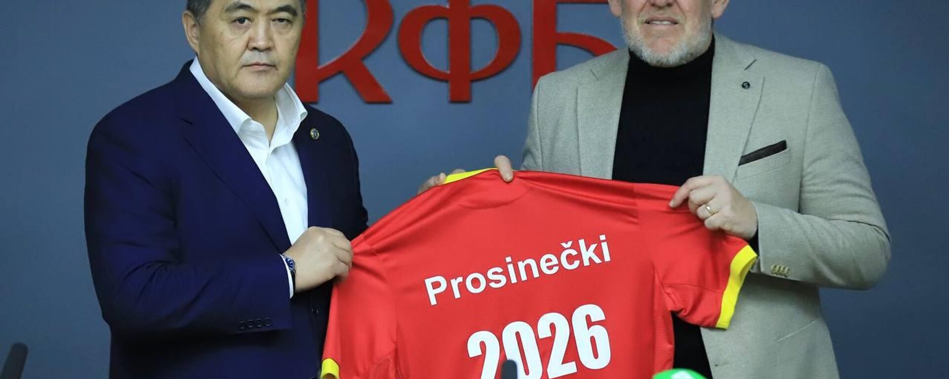 КФБ башчысы Камчыбек Ташиев жана КР курама командасынын башкы машыктыруучусу Роберт Просинечки - Sputnik Кыргызстан, 1920, 10.12.2025