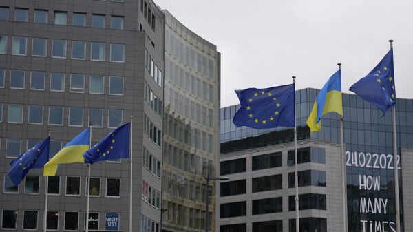 Флаги Европейского союза и Украины у здания штаб-квартиры ЕС в Брюсселе. Архивное фото - Sputnik Кыргызстан