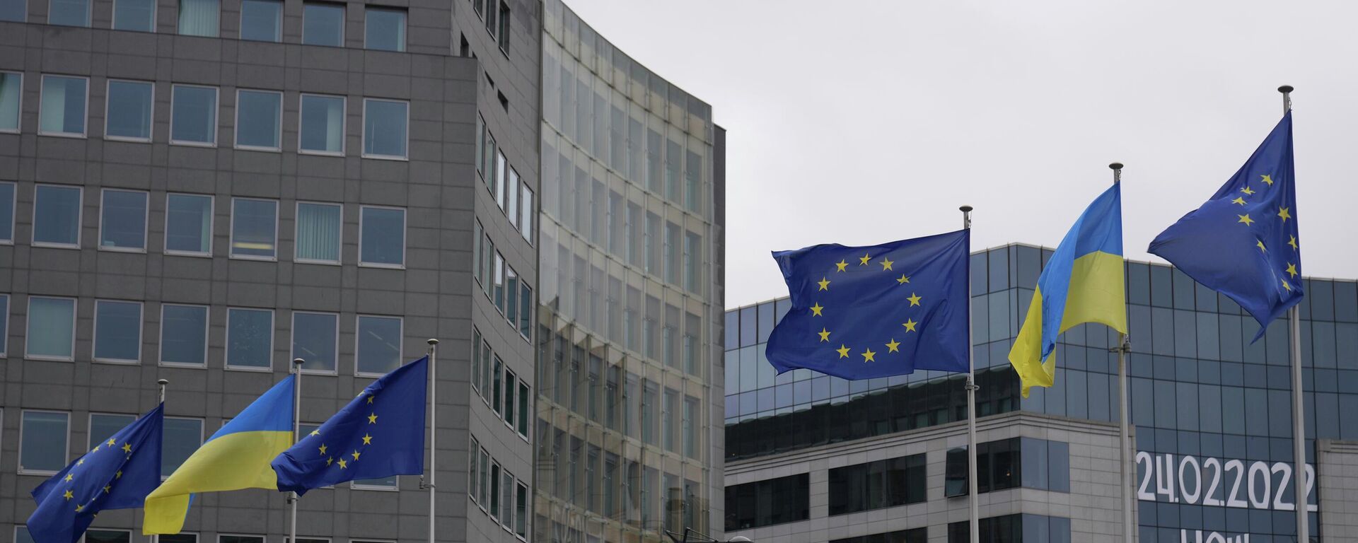 Флаги Европейского союза и Украины у здания штаб-квартиры ЕС в Брюсселе. Архивное фото - Sputnik Кыргызстан, 1920, 10.12.2025