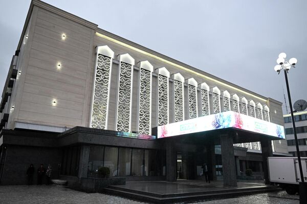 Полностью обновлены фасады радиоцентра, редакционного корпуса, художественных мастерских, административного блока и аппаратно-студийного комплекса - Sputnik Кыргызстан