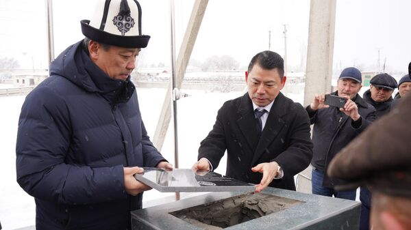 Министр Бакыт Төрөбаев агроөнөр жай комплексинин этти шок режиминде тоңдуруу үчүн капсула салуу аземинде - Sputnik Кыргызстан