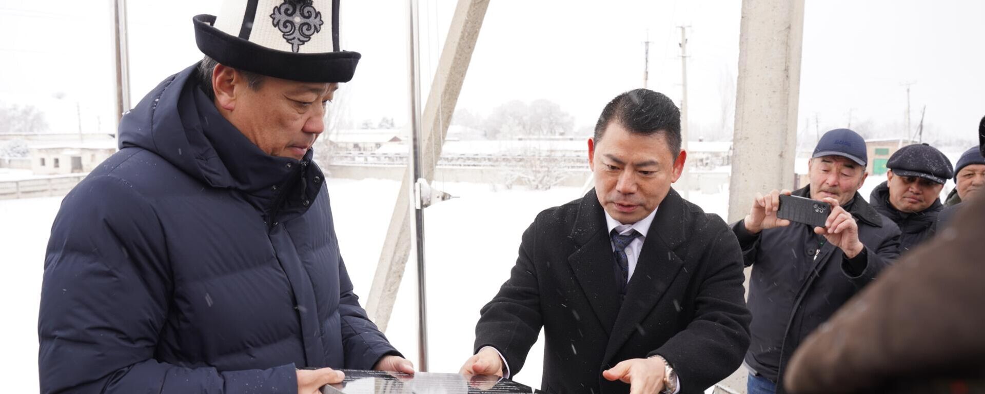 Министр Бакыт Төрөбаев агроөнөр жай комплексинин этти шок режиминде тоңдуруу үчүн капсула салуу аземинде - Sputnik Кыргызстан, 1920, 10.12.2025