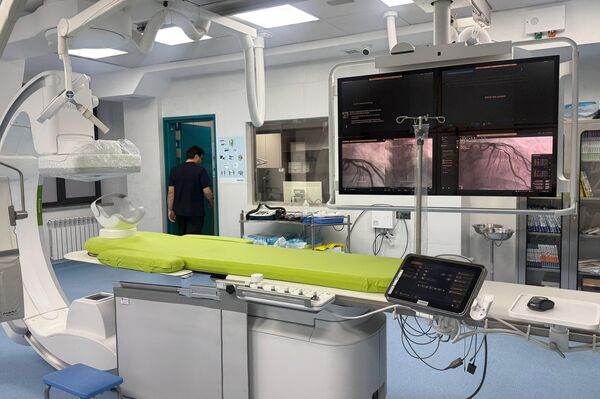 Медучреждение предоставляет полный комплекс медпомощи: диагностику, стационарное и амбулаторное лечение, здесь есть отделения нейрохирургии, абдоминальной и сердечно-сосудистой хирургии, а также кардиологии - Sputnik Кыргызстан