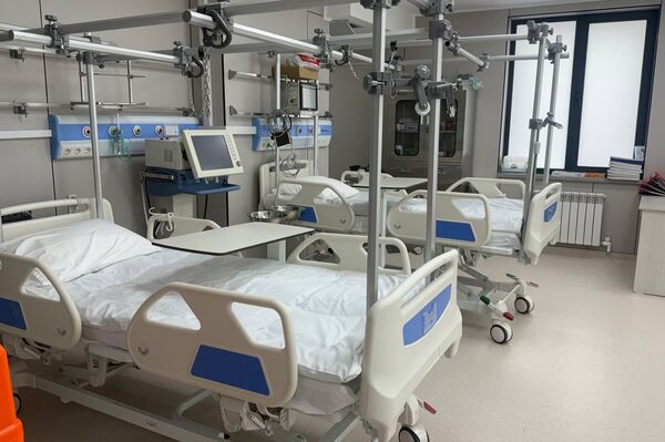 Центр стал одной из наиболее технологичных клиник страны. Общая площадь — 2 304 квадратных метра, там размещены 72 стационарные койки, операционно-хирургический блок с двумя операционными, а также амбулаторное отделение и специализированные подразделения. - Sputnik Кыргызстан