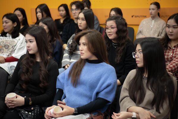 Она рассказала, что помогает журналисту создавать интересный контент, продвигать его в соцсетях и брать интервью - Sputnik Кыргызстан