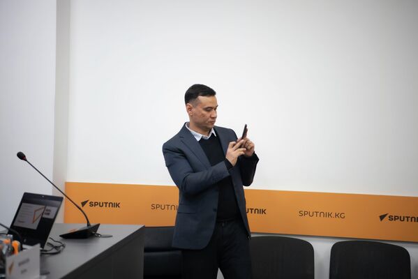 На нем выступила шеф-редактор соцсетей Асель Минбаева - Sputnik Кыргызстан