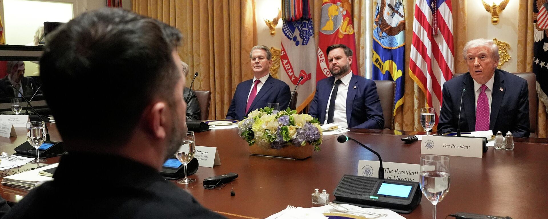 Встреча президента США Дональда Трампа и Владимира Зеленского - Sputnik Кыргызстан, 1920, 12.12.2025